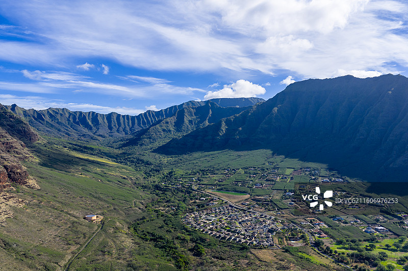 夏威夷火山地貌与海边社区图片素材