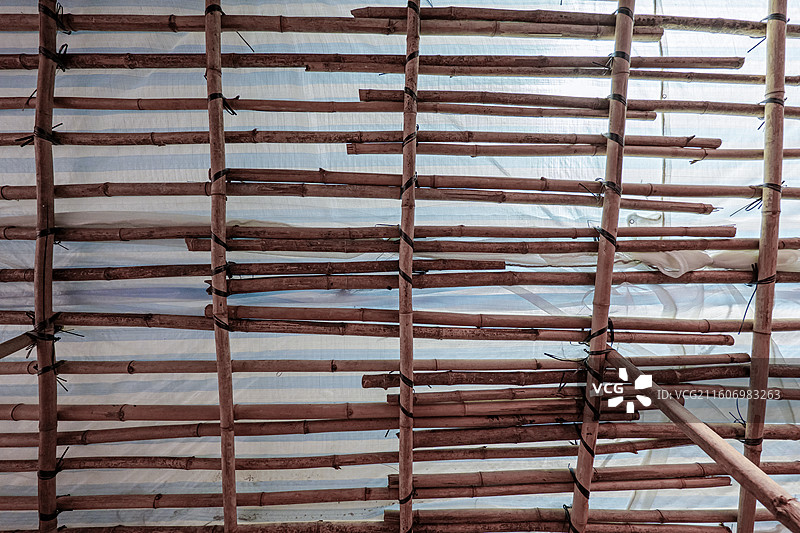 香港旺角建筑施工现场竹子棚架结构的高角度视图图片素材