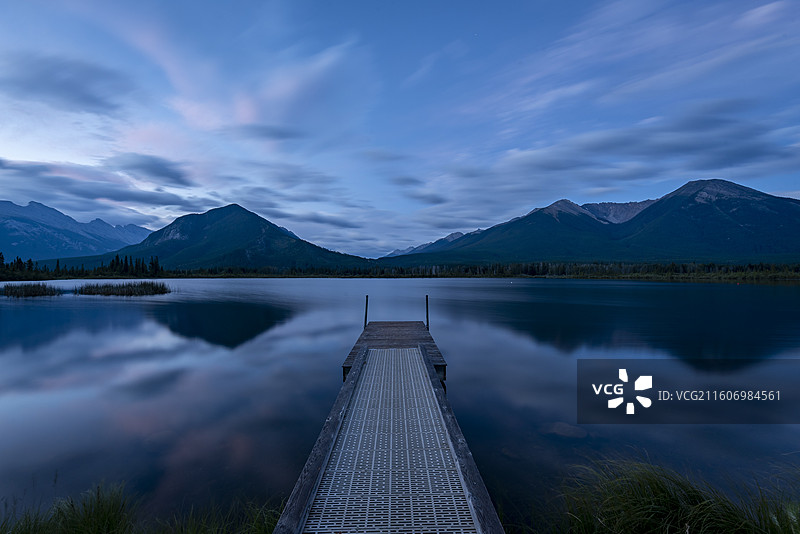 加拿大班夫朱砂湖，山峦湖泊相映，自然美景尽收眼底。图片素材