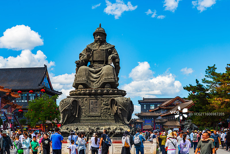 内蒙古呼和浩特-塞上老街-大召寺-阿拉坦汗铜像图片素材