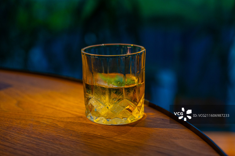 放在桌子上的一杯酒图片素材