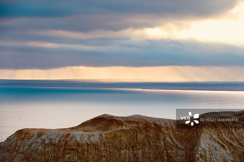 2025年11月29日，新疆阿勒泰北屯乌伦古湖夕照：静谧神秘的水上雅丹图片素材
