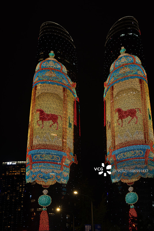 成都双子塔夜晚国庆节节日庆祝旅行主题灯光秀图片素材