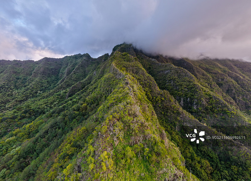 夏威夷火山地貌与海边社区图片素材