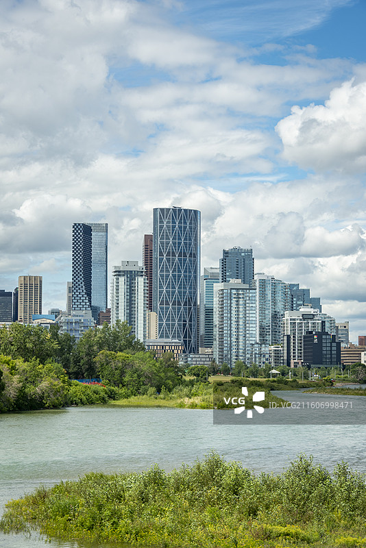 卡尔加里市区天际线，现代建筑林立，河流穿城而过，自然与城市和谐共存。图片素材