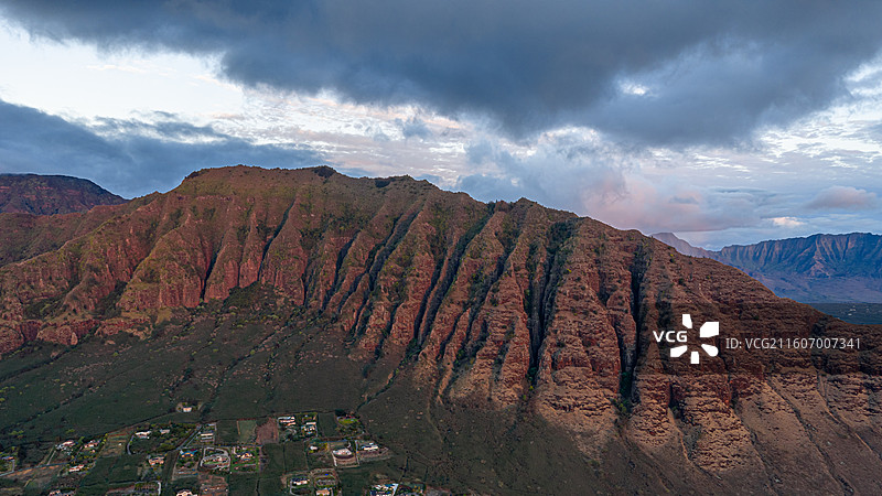 夏威夷火山地貌与海边社区图片素材