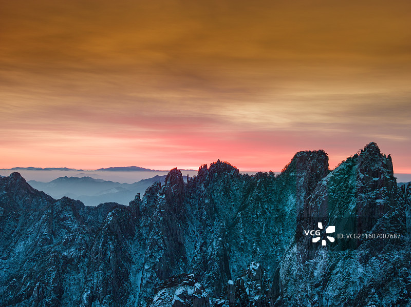 安徽省黄山市黄山区黄山景区黄山之巅，哈苏镜头下的日出盛景图片素材