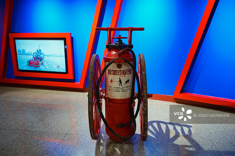 推车式泡沫灭火器  山东省青岛市青岛消防博物馆展品图片素材