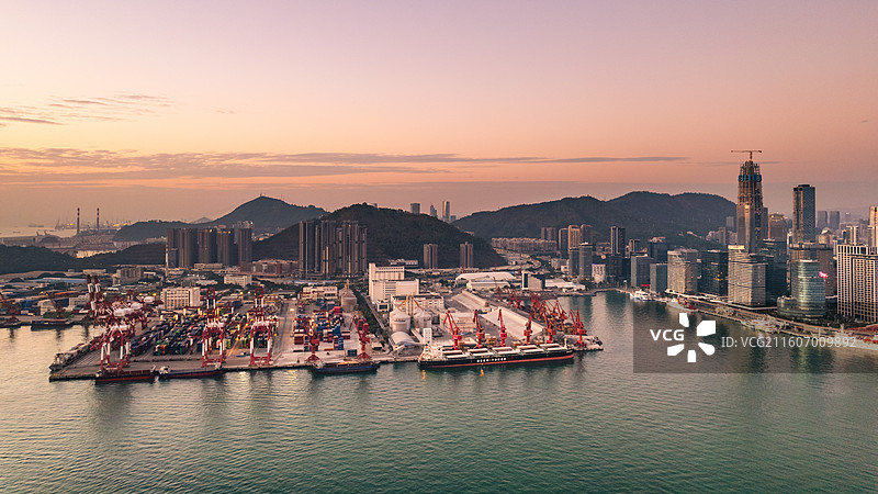 晚霞下的深圳蛇口集装箱码头图片素材