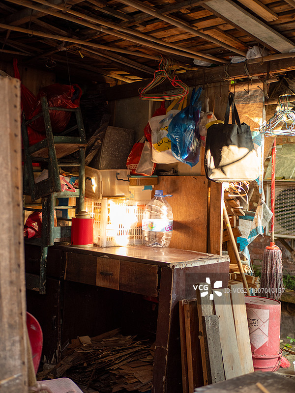 光影下老房子的杂物间图片素材