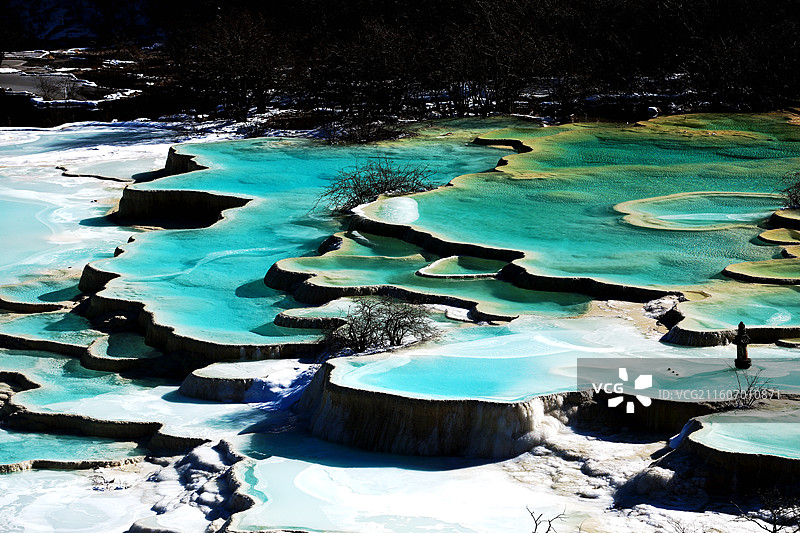 黄龙景区蓝绿色的钙化池景观图片素材