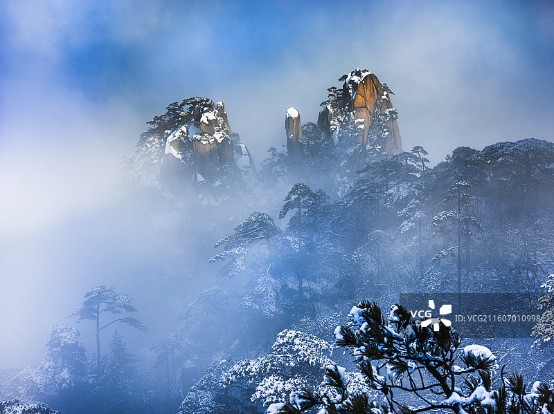 安徽省黄山市黄山区黄山景区北海景区的黄山狮子峰前峰覆盖着皑皑白雪图片素材