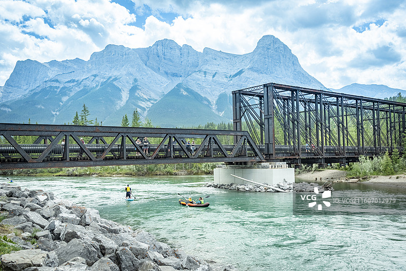 加拿大落基山脉Canmore镇，Engine桥横跨弓河，人们划桨板、皮划艇，尽享自然之美。图片素材