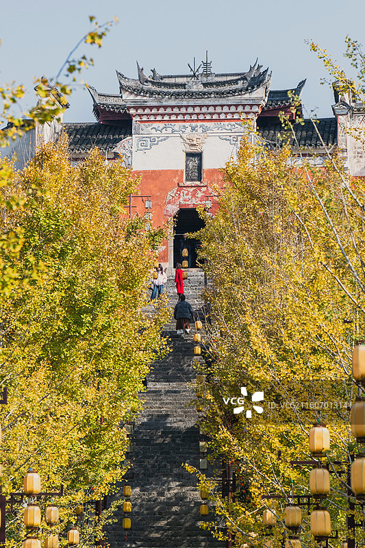 湖北恩施古建筑武圣宫（关庙）银杏秋色图片素材