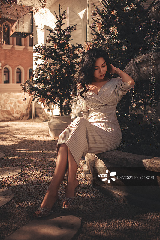 圣诞节法式餐厅外穿白色连衣裙的性感女孩图片素材