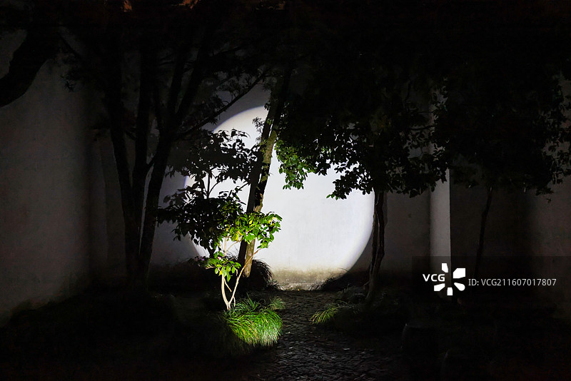 苏州园林拙政园夜景风光拙政问雅灯光秀图片素材