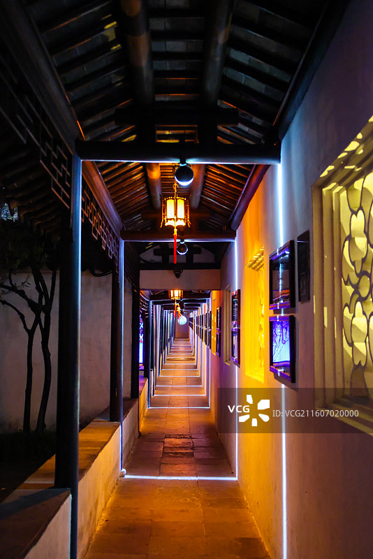 苏州园林拙政园夜景风光拙政问雅灯光秀图片素材