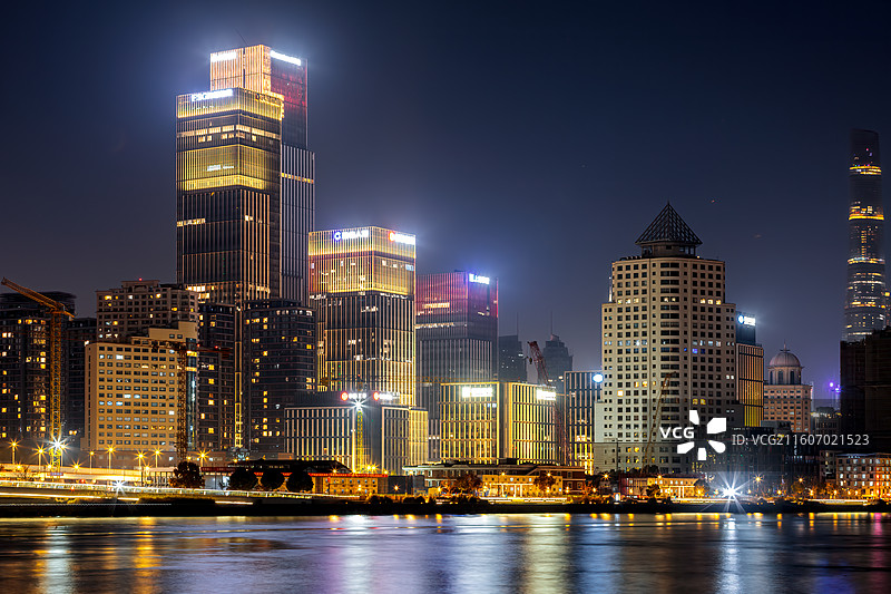 上海黄浦江边绿地外滩中心夜景灯光城市天际线图片素材