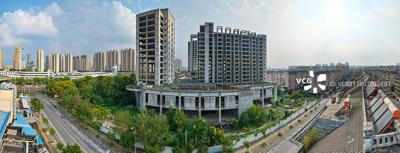 江苏省泰州市，海陵区，青年南路，烂尾楼图片素材