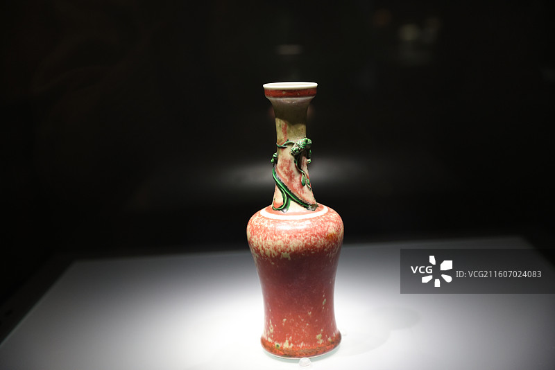 民国豇豆红釉堆绿螭纹瓶，中国陶瓷博物馆镇馆之宝图片素材