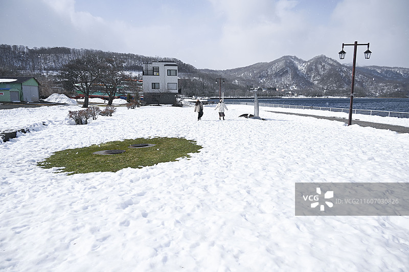 日本北海道冬季洞爷湖景区内湖水和雪景的自然风光图片素材