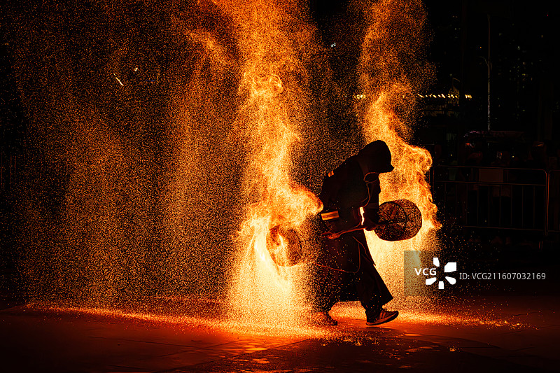 精彩绚丽的火壶表演图片素材
