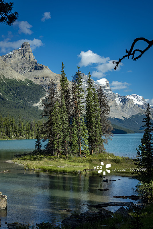 加拿大落基山脉贾斯珀玛琳湖，山峦冰雪，蓝天白云，景色宜人。图片素材