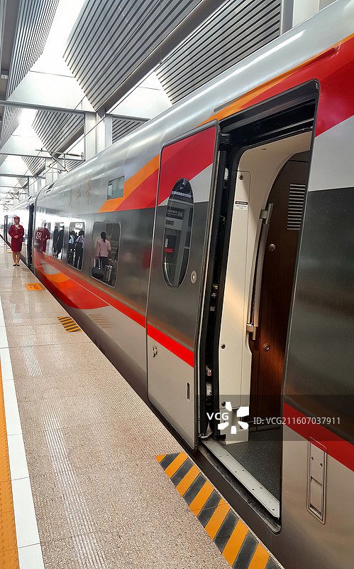 北京高铁丰台南站站台内待发的复兴号高铁动车组车厢图片素材