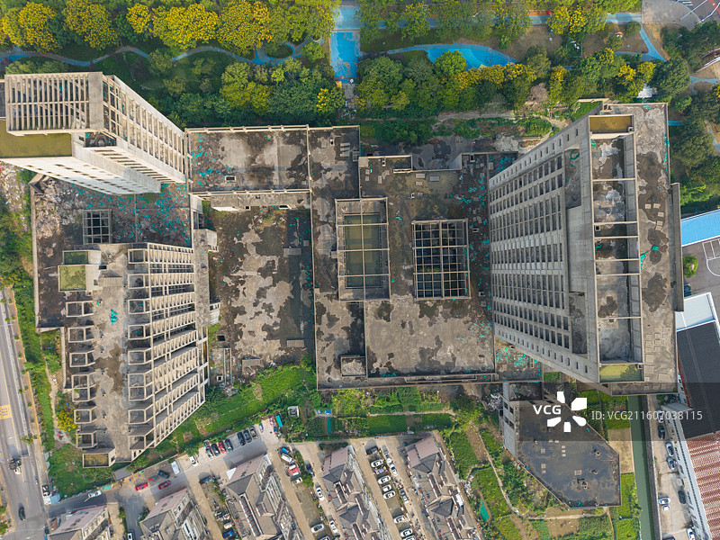 江苏省泰州市，海陵区，青年南路，烂尾楼图片素材