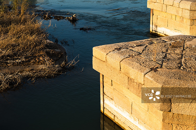 夕阳下的涿州永济桥桥墩与北拒马河图片素材