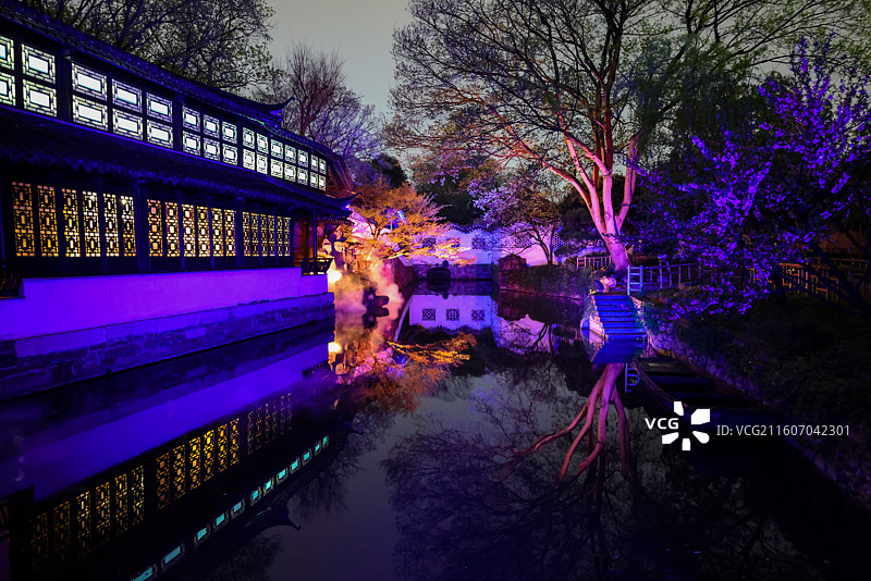 苏州园林拙政园夜景风光拙政问雅灯光秀图片素材