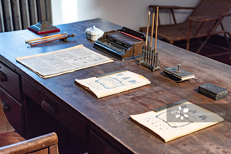 北京大学红楼图书馆主任室李大钊办公桌上的新青年杂志图片素材