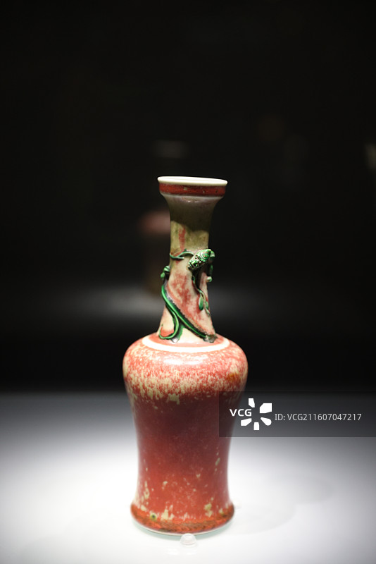 民国豇豆红釉堆绿螭纹瓶，中国陶瓷博物馆镇馆之宝图片素材