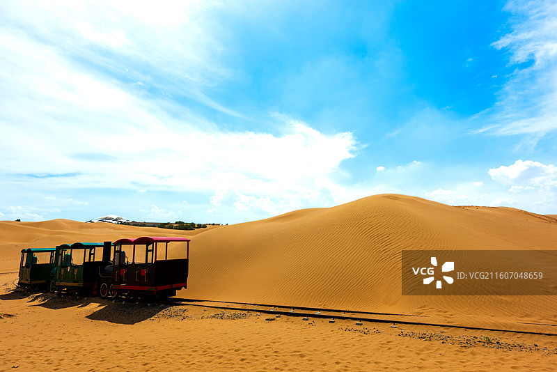 沙漠中的轨道小火车图片素材