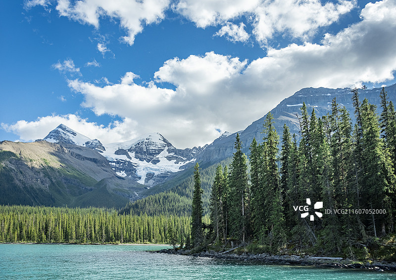 加拿大贾斯珀玛琳湖，雪山湖泊相映，景色宁静美丽。图片素材
