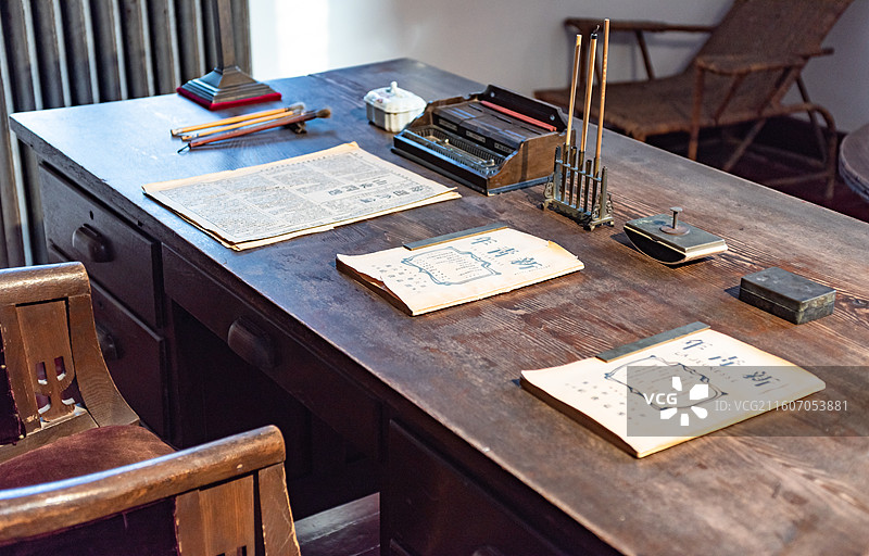 北京大学红楼图书馆主任室李大钊办公桌上的新青年杂志图片素材