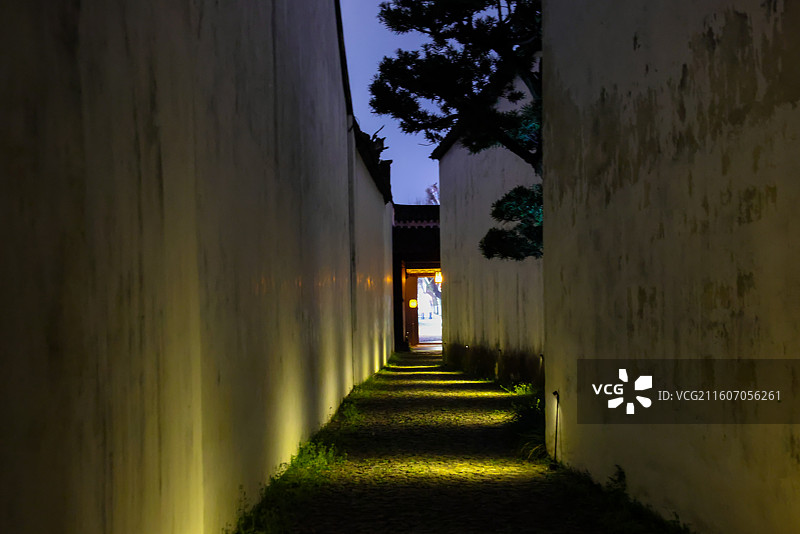 苏州园林拙政园夜景风光拙政问雅灯光秀图片素材