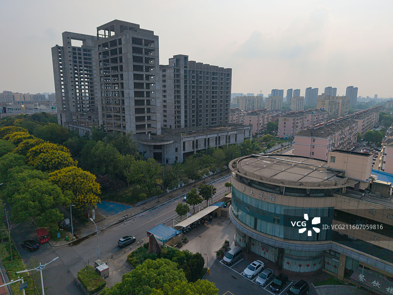 江苏省泰州市，海陵区，青年南路，烂尾楼图片素材