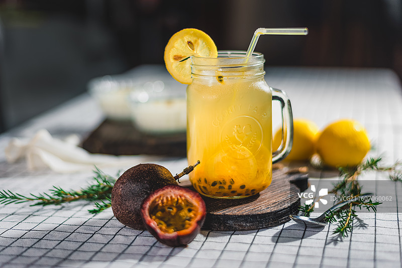 桌子上罐子里饮料的特写镜头图片素材