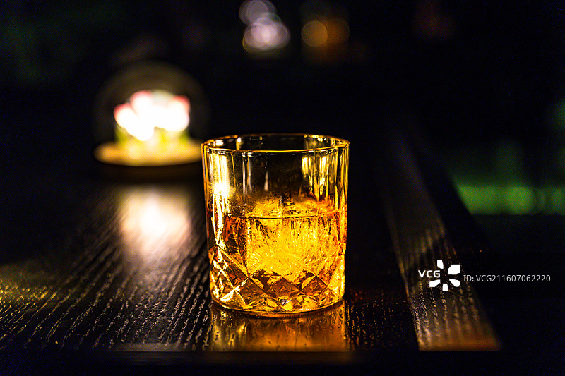 放在桌子上的一杯酒图片素材