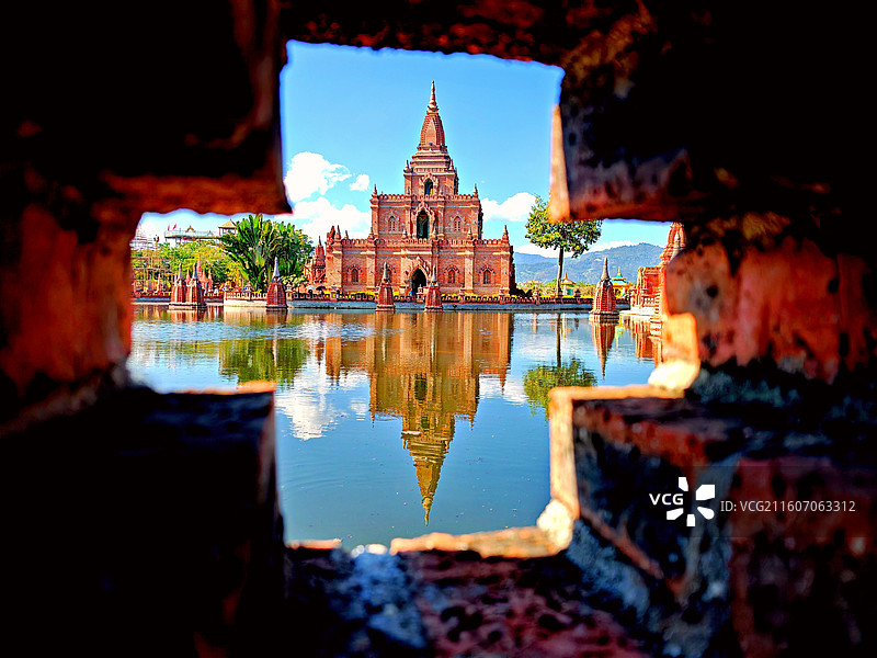 云南瑞丽一寨两国浦甘红塔图片素材