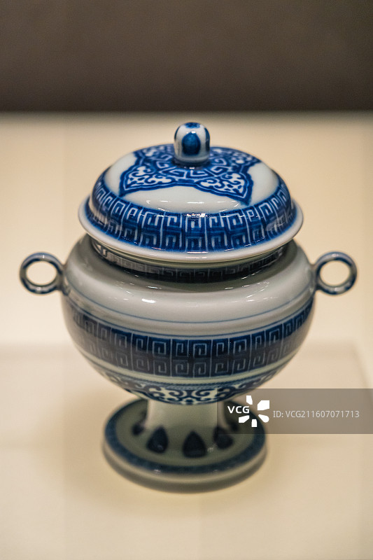 青花回纹双耳瓷盖豆（清乾隆）河南博物院藏图片素材