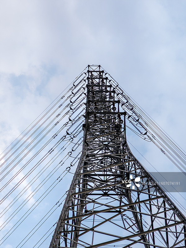 工业高压输电铁塔与电缆图片素材