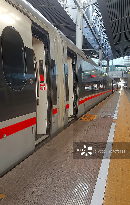 高铁太原南站待发的复兴号高铁动车组车厢图片素材
