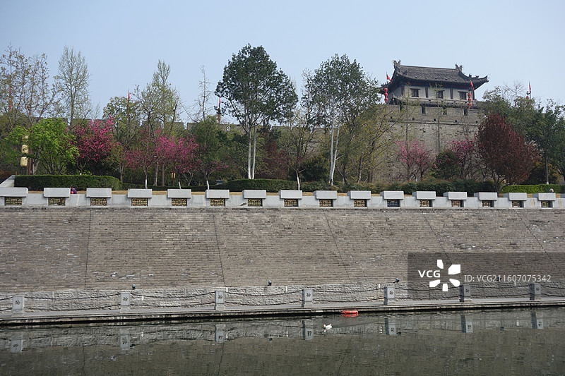 陕西西安明城墙西安城墙城门：西门外安定门外环城公园护城河和敌楼马面图片素材