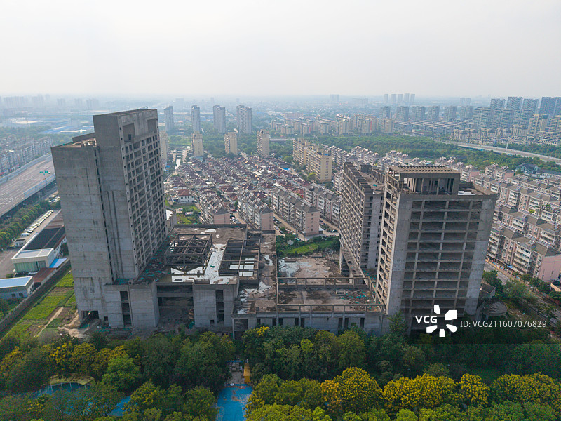 江苏省泰州市，海陵区，青年南路，烂尾楼图片素材