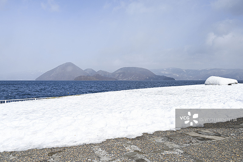 日本北海道冬季洞爷湖景区内湖水和雪景的自然风光图片素材