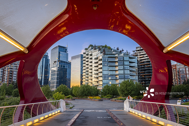 卡尔加里和平桥下，现代建筑林立，Downtown天际线壮丽，城市风光与地标完美融合。图片素材