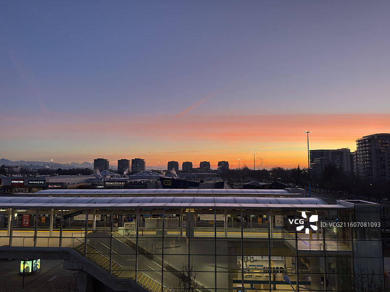 日出时分渐变色的绚烂朝霞和天车地铁站及海鸥和远山图片素材