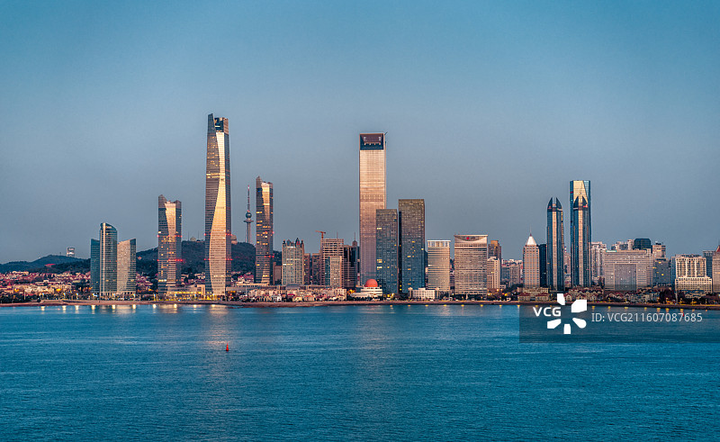 青岛浮山湾晨曦时的地标建筑海天中心与深蓝中心图片素材